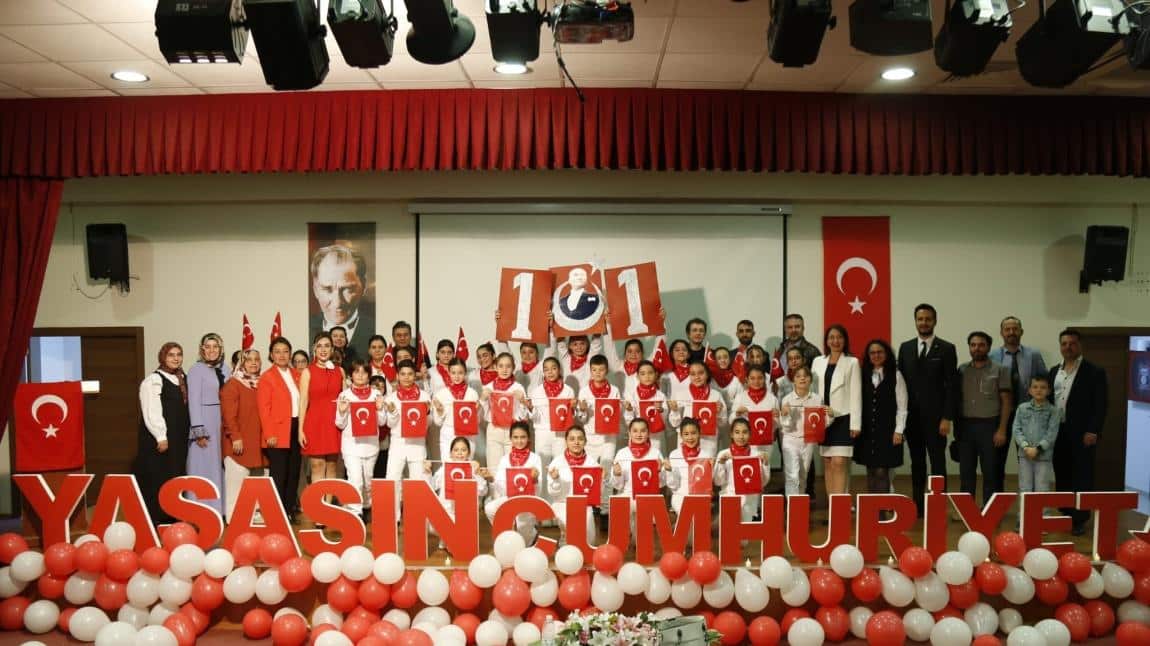 Cumhuriyet'imizin 101.yılı öğrenci, öğretmen ve velilerimizin katılımıyla büyük bir coşkuyla kutlandı.